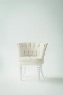 Poltrona de linhas escultóricas